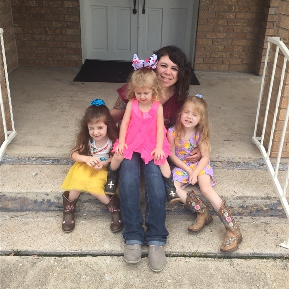 Meet your Posher, Alyssa - Picture 2 of 2